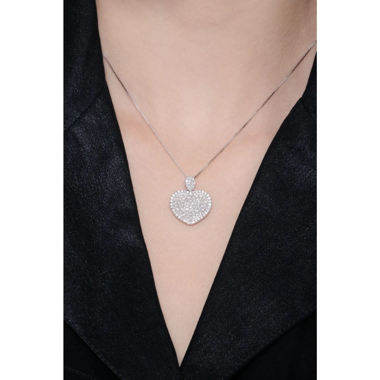 Collana in oro bianco 18k con pendente a cuore in diamanti, ct. 0,78