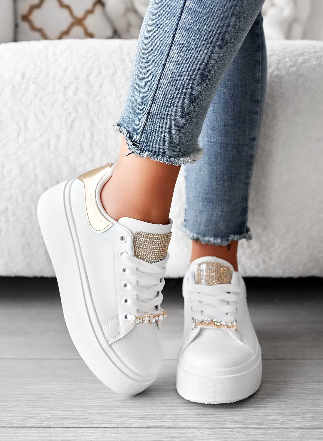 DELIA - Sneakers bianche con applicazione gioiello e retro oro