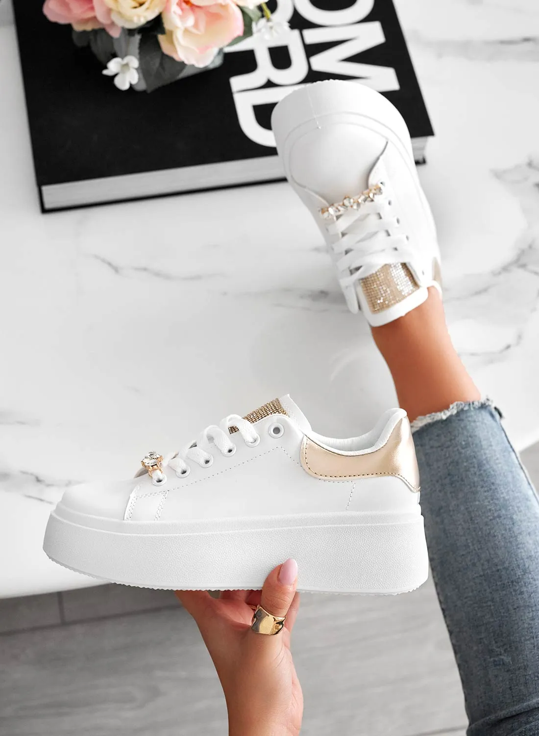 DELIA - Sneakers bianche con applicazione gioiello e retro oro