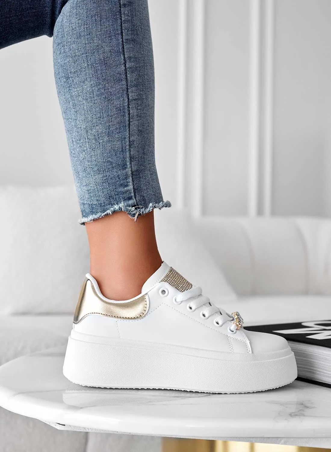 DELIA - Sneakers bianche con applicazione gioiello e retro oro