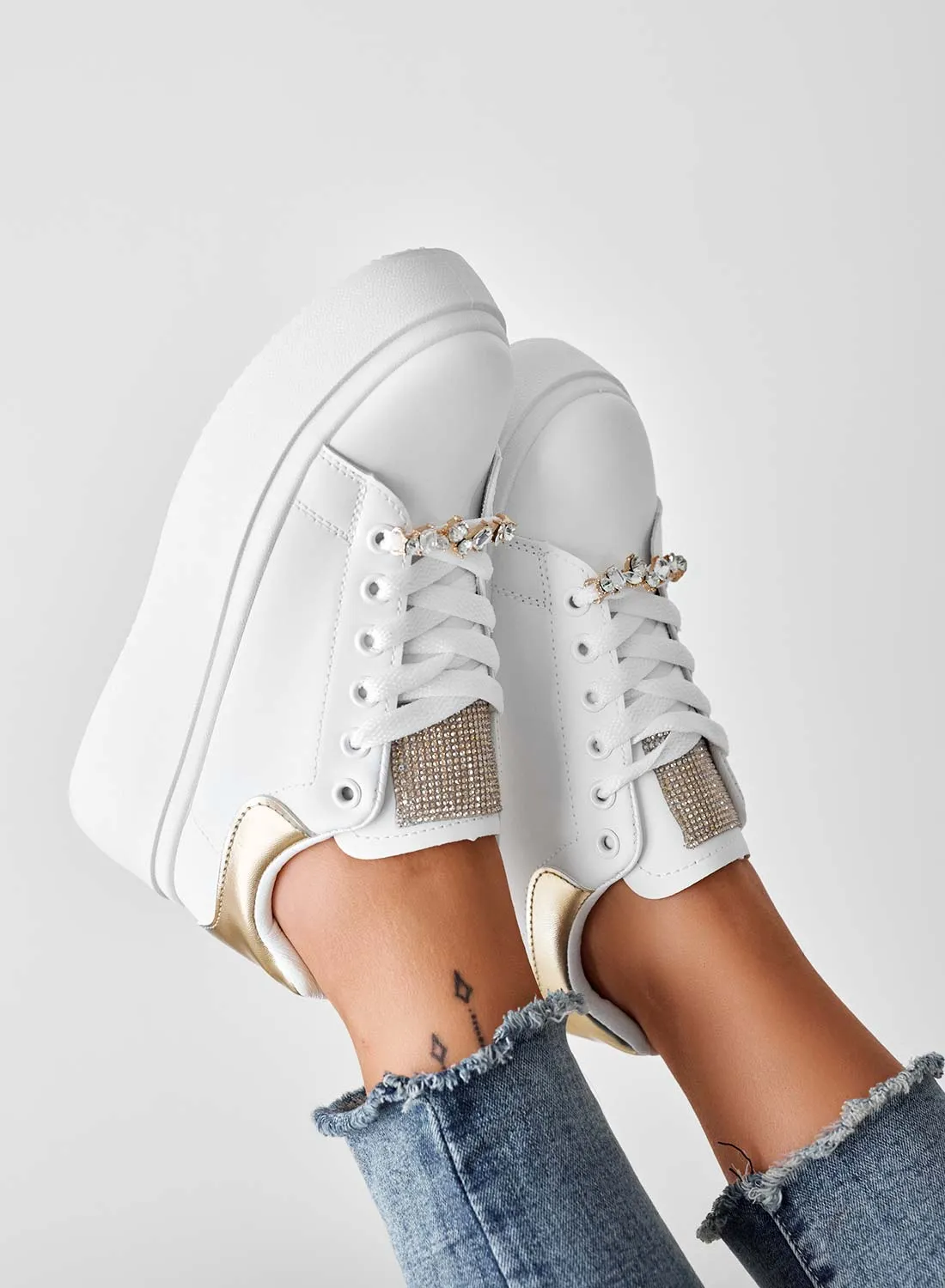 DELIA - Sneakers bianche con applicazione gioiello e retro oro