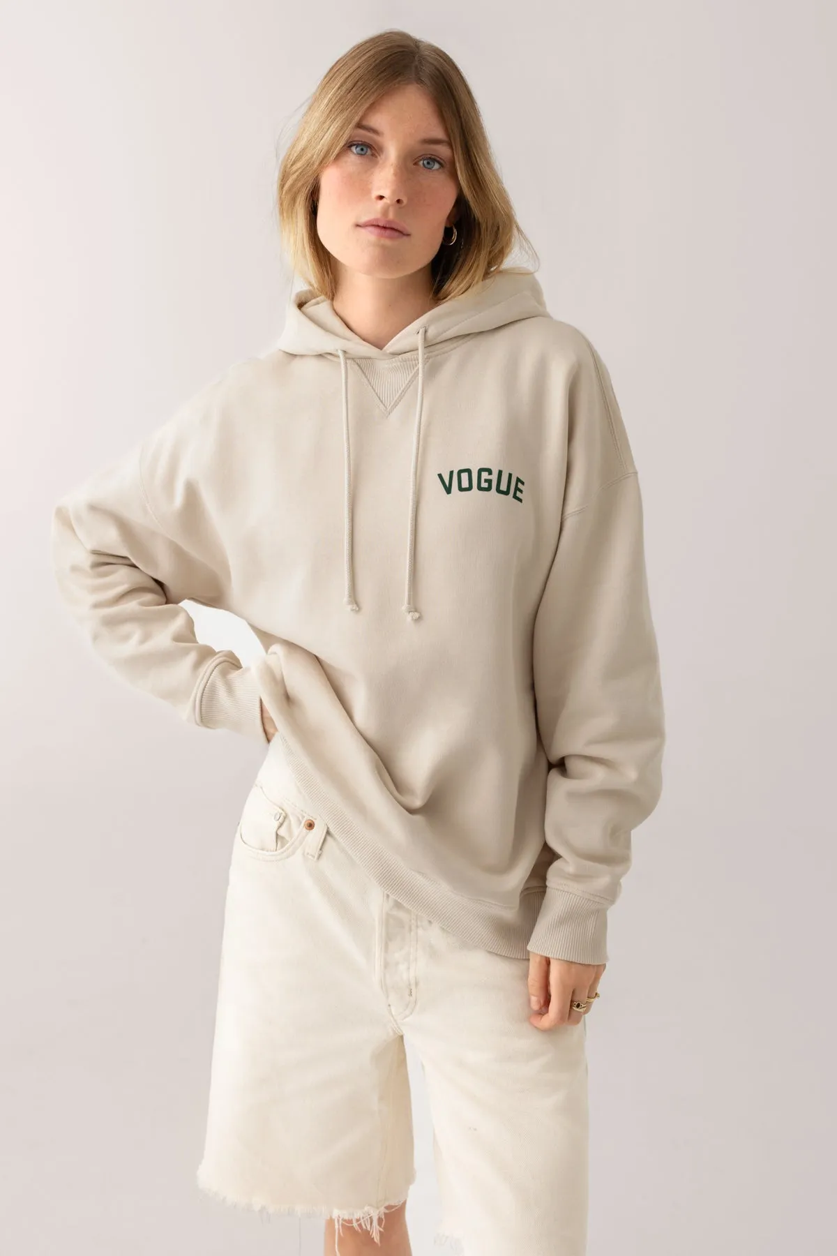 Felpa con cappuccio VOGUE Retro Sports ecru con stampa logo college-