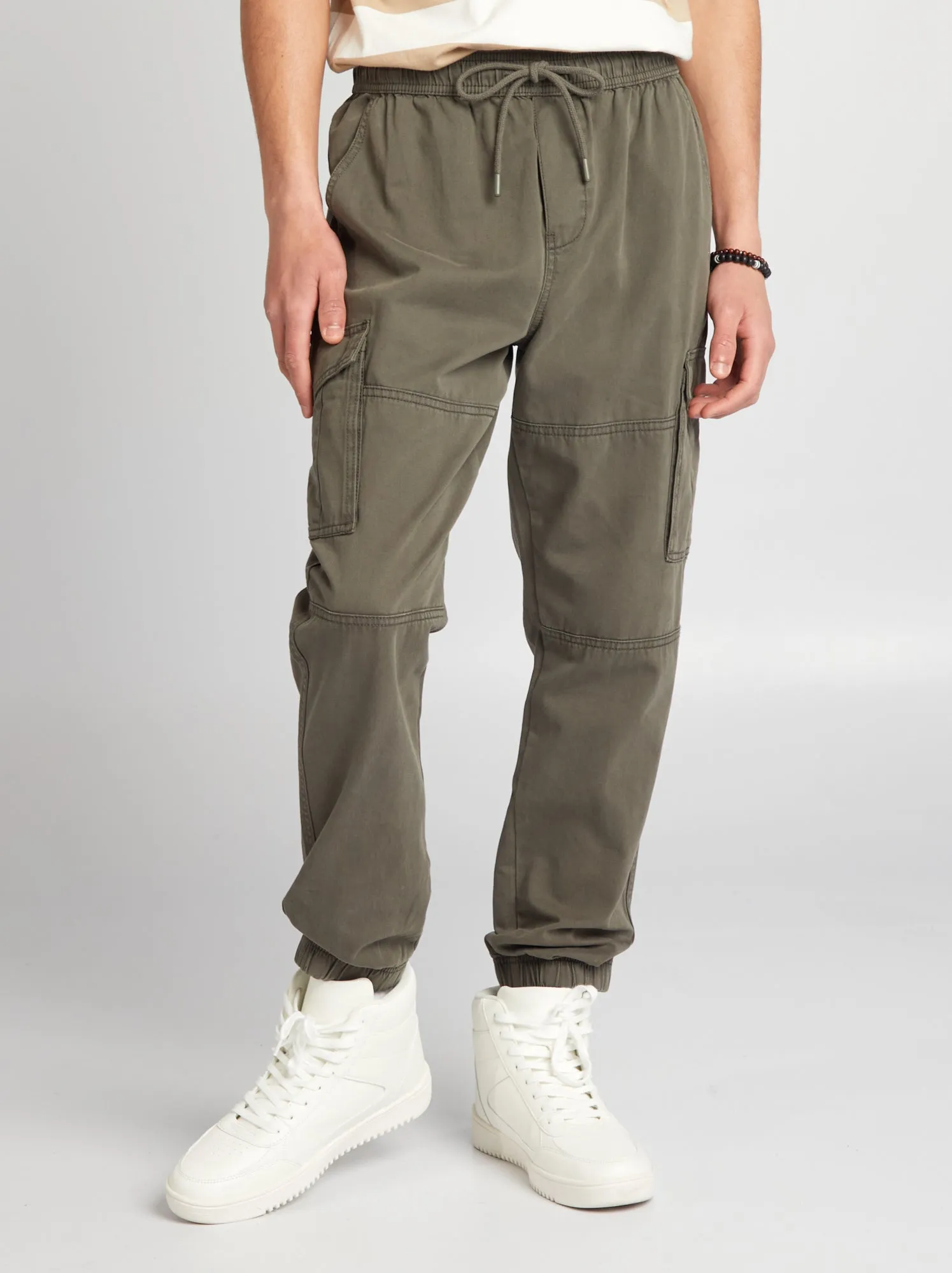 Pantaloni con tasche laterali - KAKI
