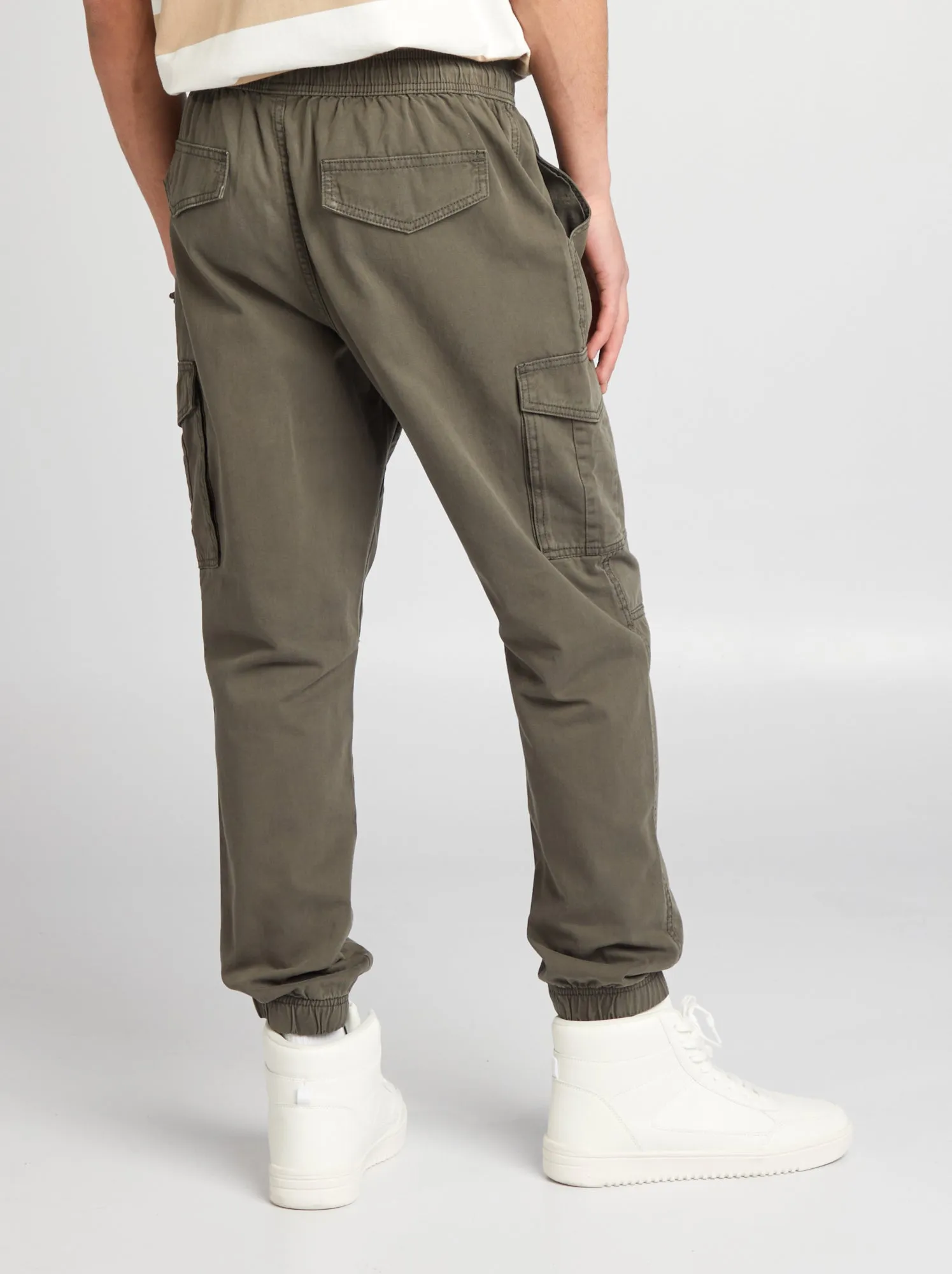 Pantaloni con tasche laterali - KAKI