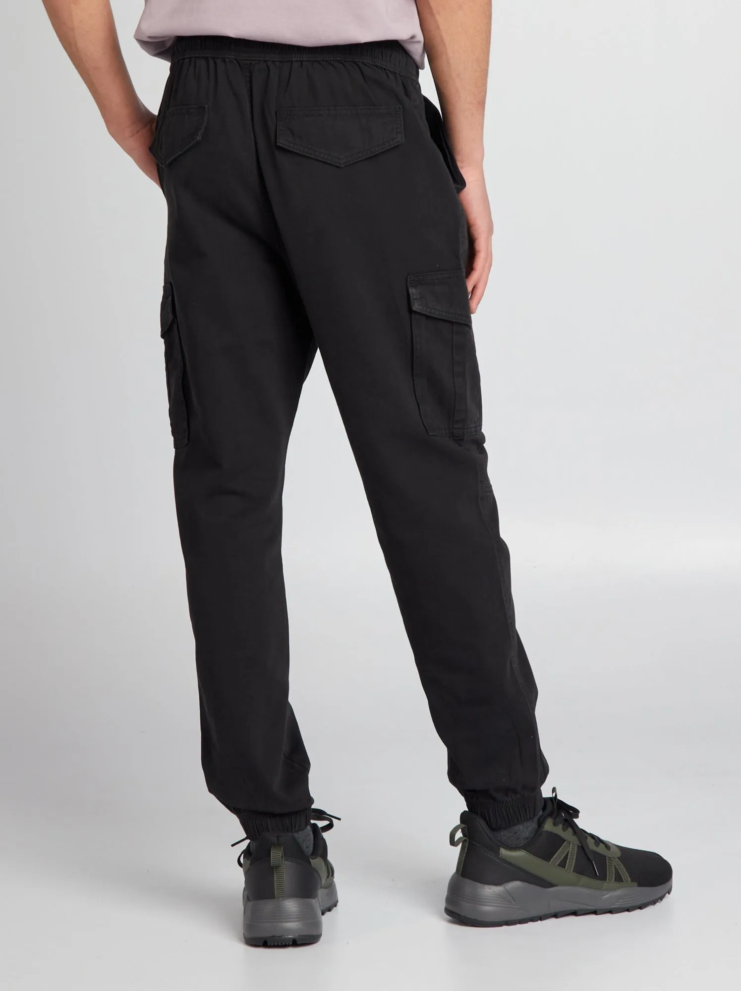 Pantaloni con tasche laterali - nero