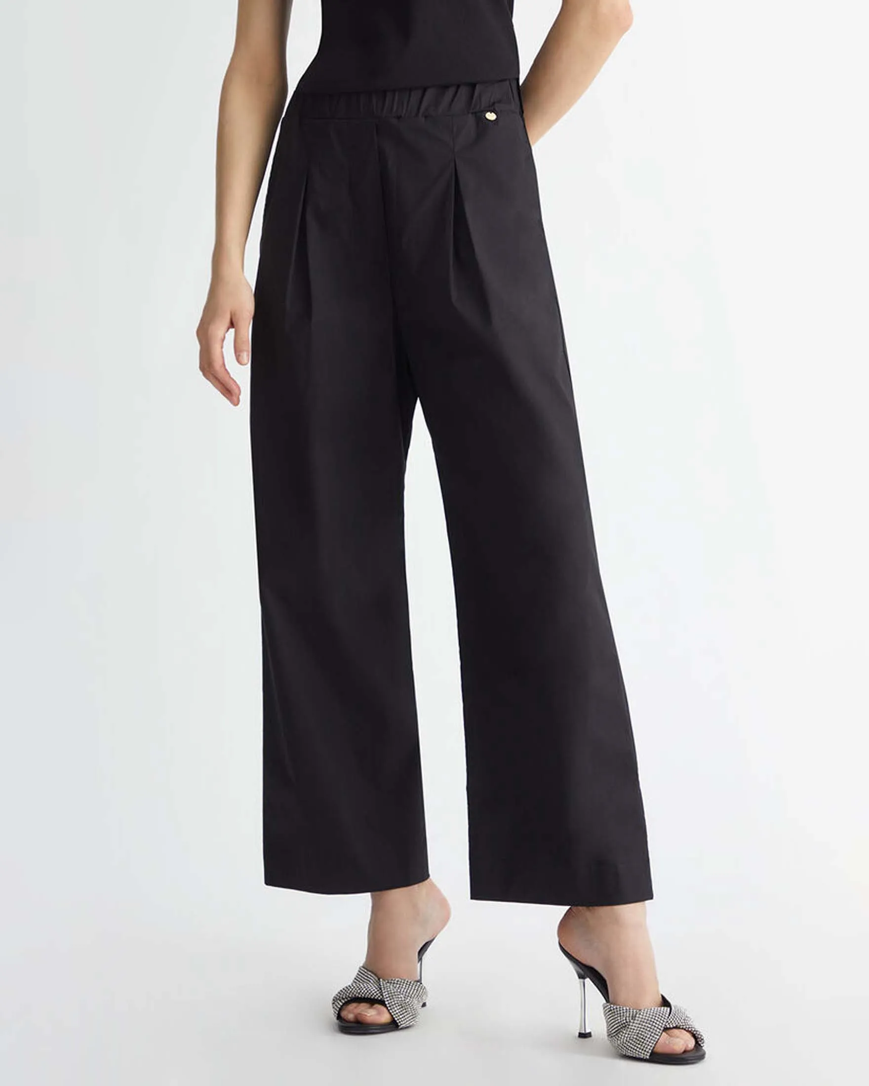 Pantaloni neri wide leg in popeline di cotone stretch con pinces frontali ed elastico inserito in vita