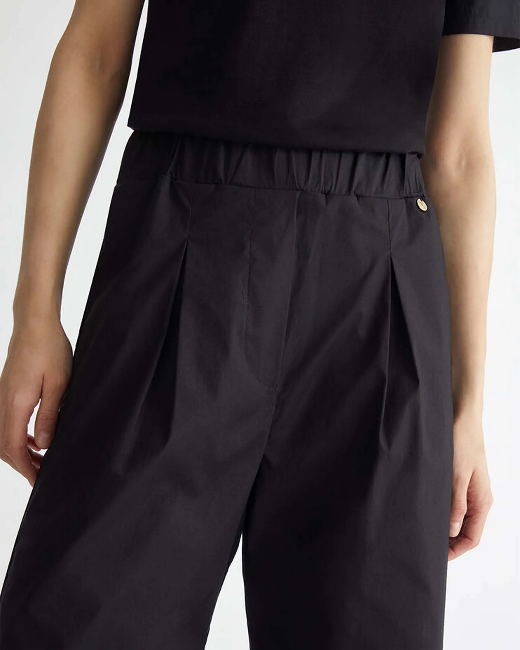 Pantaloni neri wide leg in popeline di cotone stretch con pinces frontali ed elastico inserito in vita