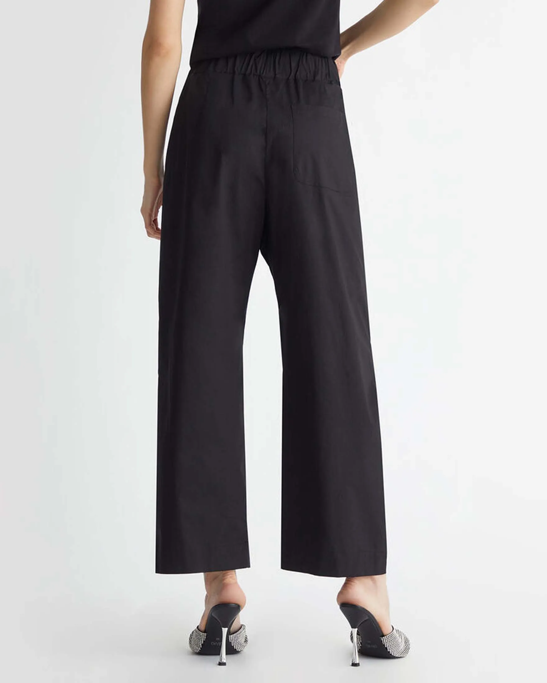 Pantaloni neri wide leg in popeline di cotone stretch con pinces frontali ed elastico inserito in vita