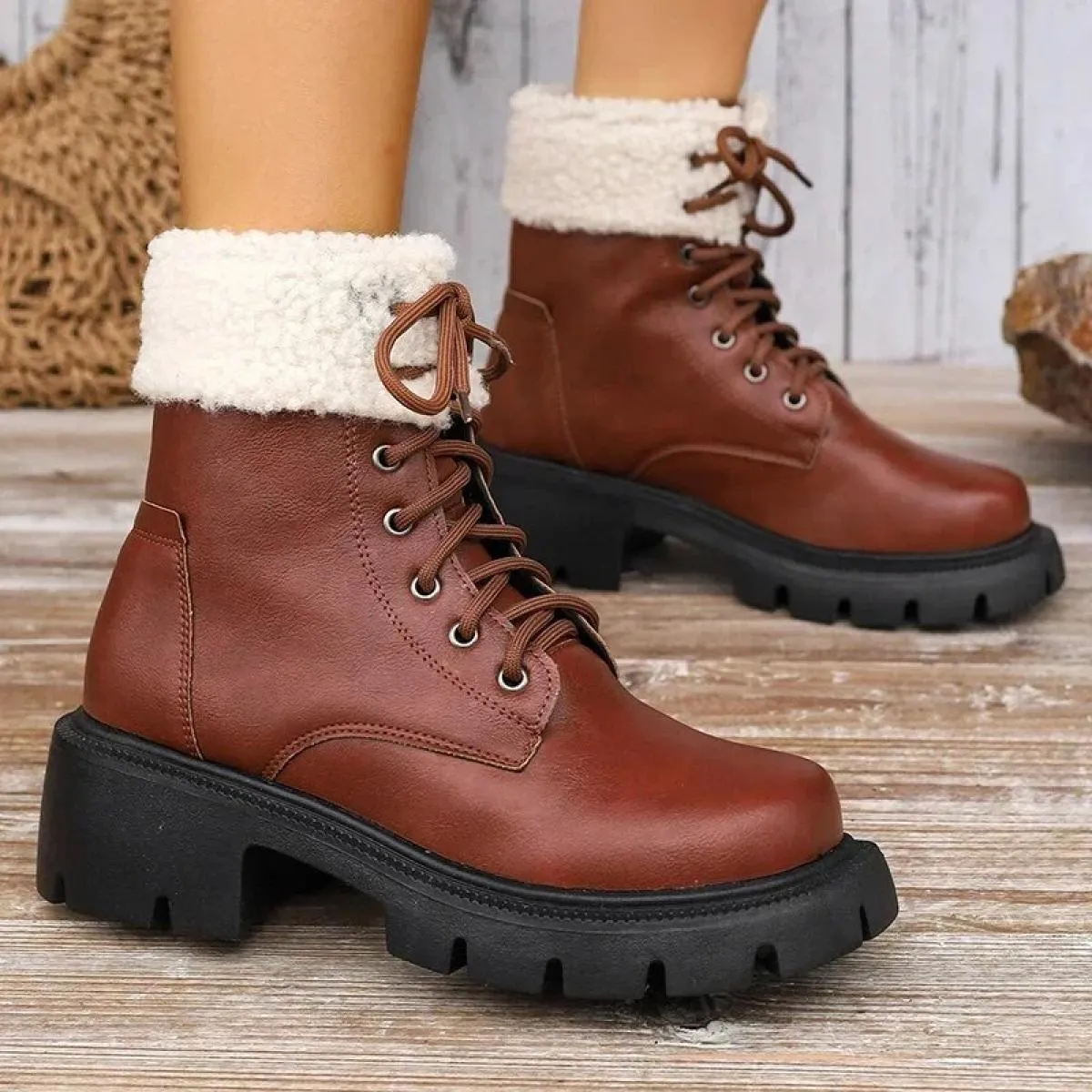 Stivali da neve in peluche spessi Stivali da donna in pelle PU caldi in peluche Allacciatura Scarpe in cotone antiscivolo Stival