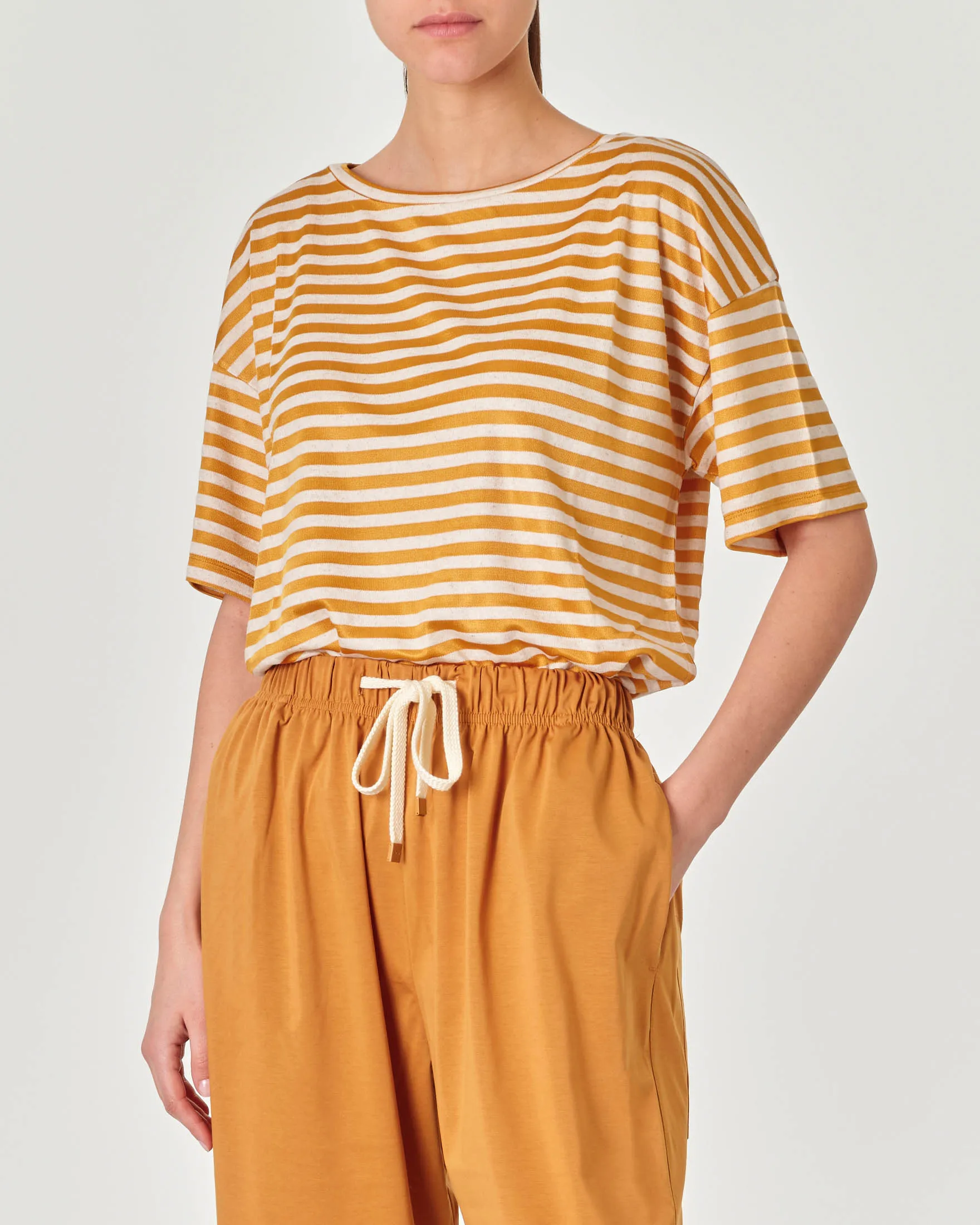 T-shirt in misto viscosa e lino a righe giallo ocra ed ecrù