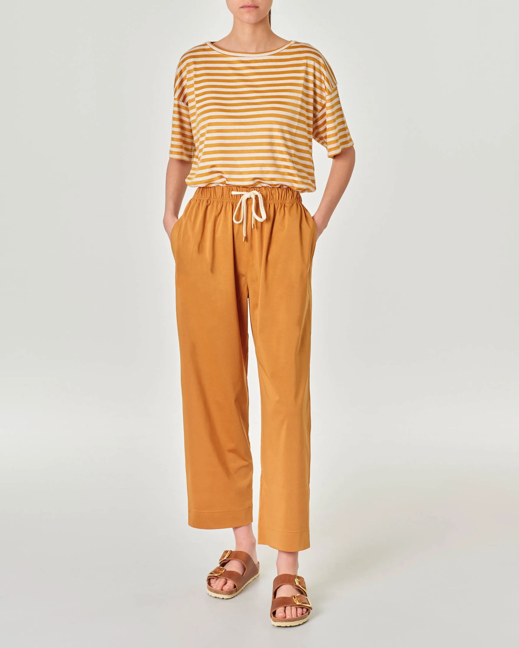 T-shirt in misto viscosa e lino a righe giallo ocra ed ecrù