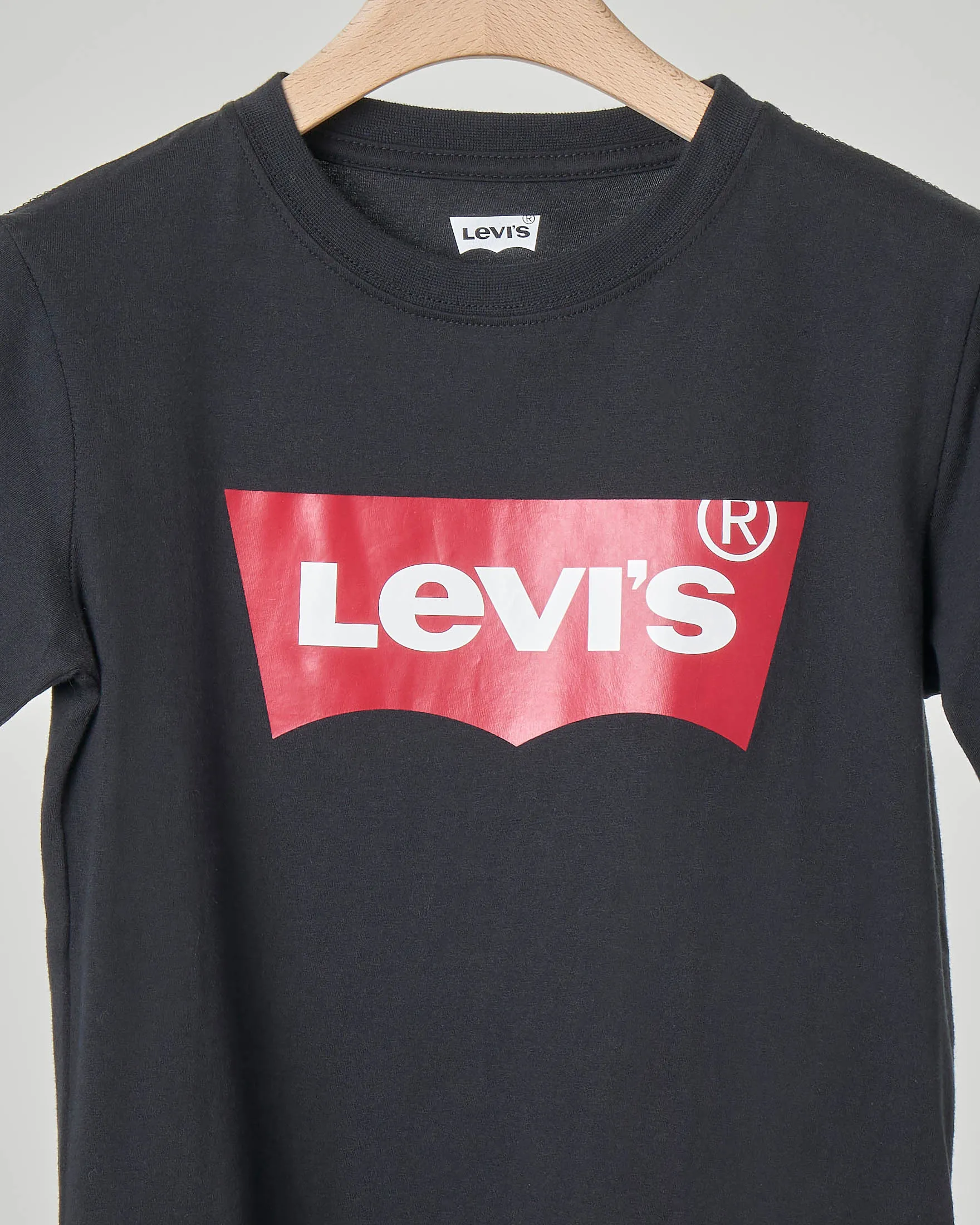 T-shirt nera mezza manica con logo batwing rosso 10-16 anni