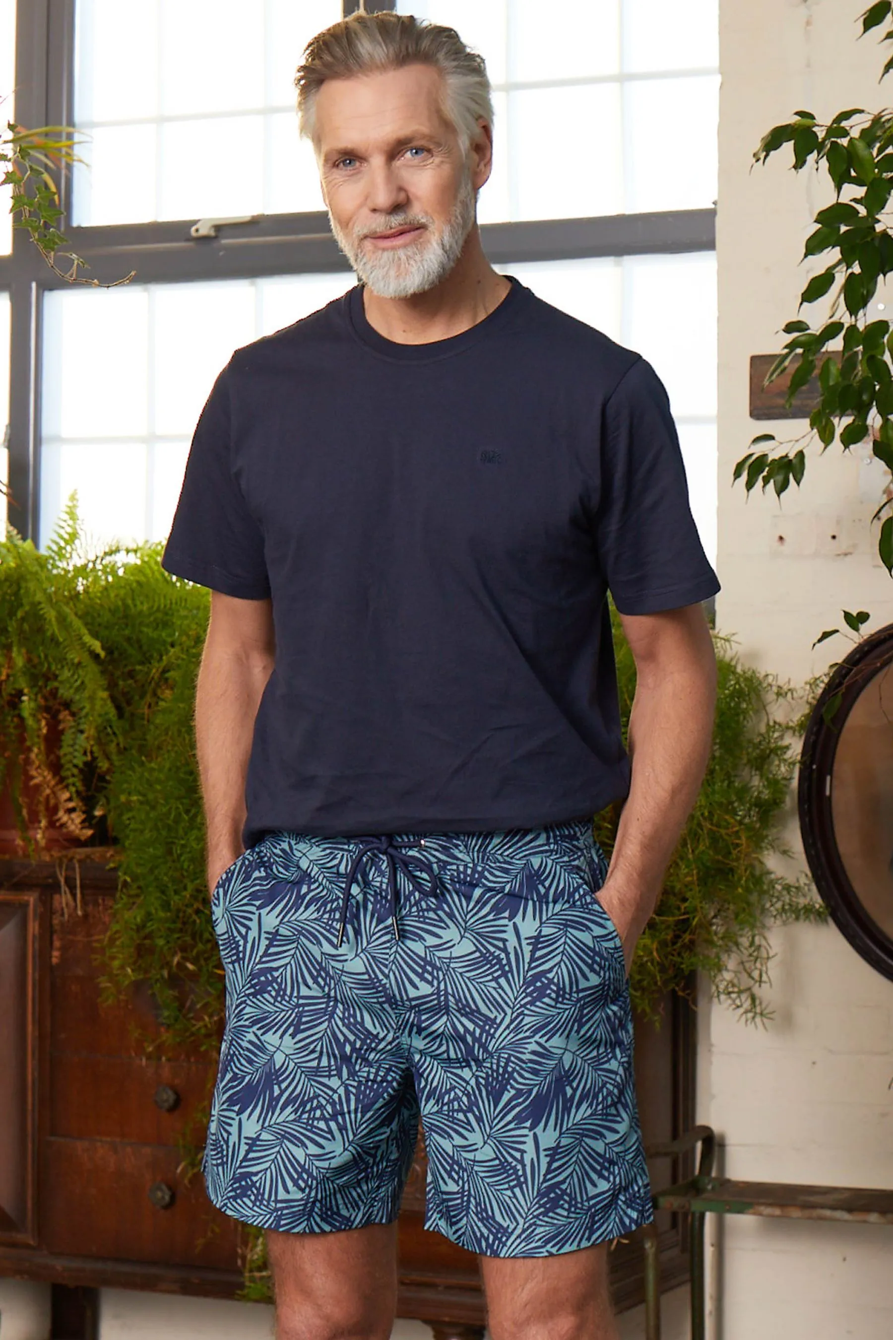 The Savile Row Company Verde - Shorts da bagno blu navy in tessuto riciclato con palme Stampa