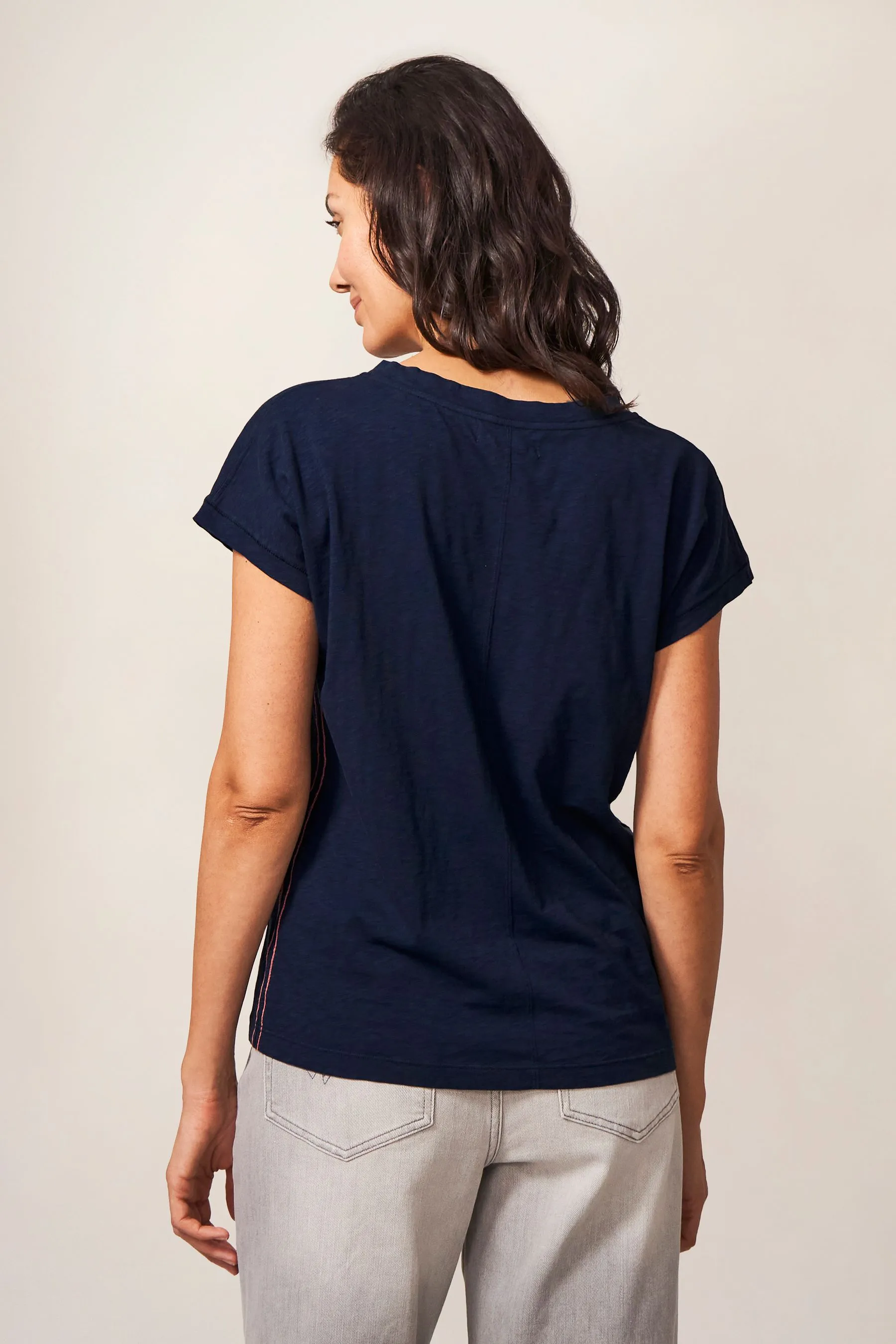 White Stuff - Nelly - T-shirt con intaglio sullo scollo