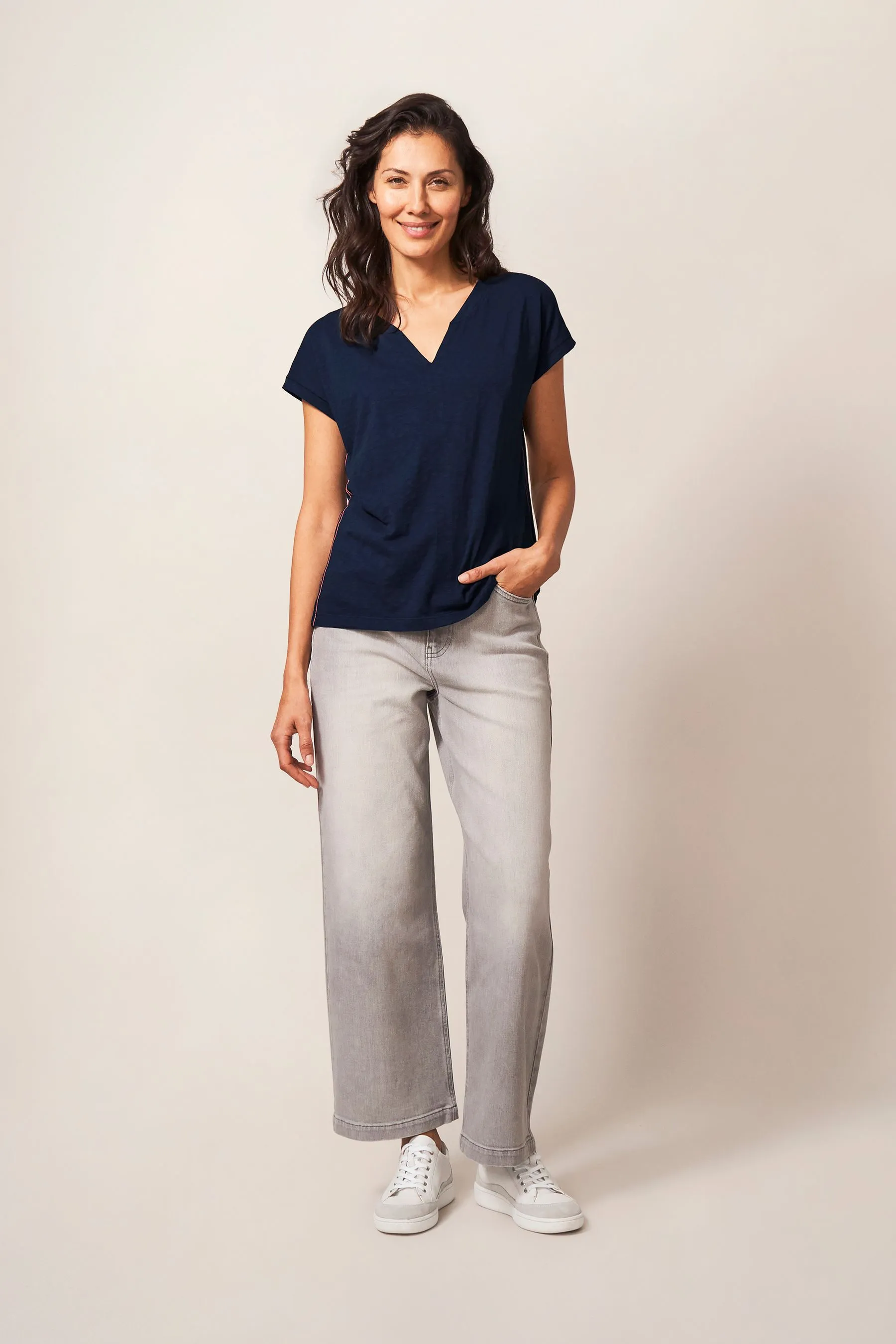 White Stuff - Nelly - T-shirt con intaglio sullo scollo